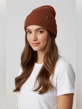 Aritzia TNA Rush Beanie